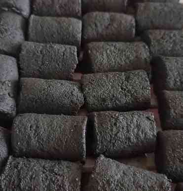 Briket biomassa merupakan bahan bakar padat yang dibuat dari limbah organik. (Sumber foto: Jandris_sky)