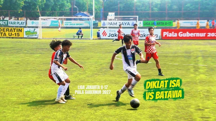 Laga sengit klub Diklat ISA lawan klub Batavia FC di Pancoran Soccer Field, Jakarta Selatan. Foto: Isson Khairul