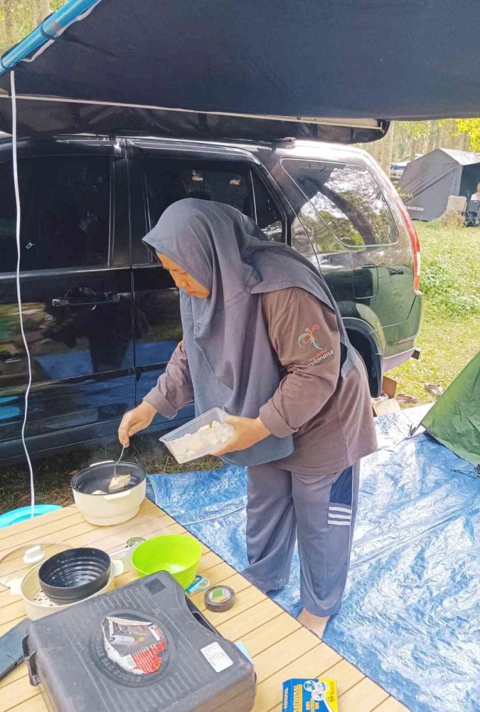 Yuk membuat kuah pangsit dan tahu bakso dulu, hangat-hangat di udara dingin sungguh pas, hehehe(Dokumentasi pribadi: Isti Yogiswandani)