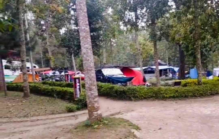 Deretan tenda di atas(Dokumentasi pribadi: Isti Yogiswandani)