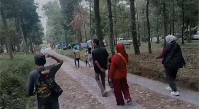 Jalan sore sambil ngobrol tentang monyet (Dokumentasi pribadi: Isti Yogiswandani)