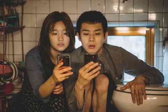 Cuplikan asli film Parasite (2019). Sumber: Klook