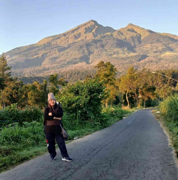 Pesona Merbabu dari Tanah Batur: Daya Magis Views di Pagi Cerah(Dokumentasi pribadi: Isti Yogiswandani)