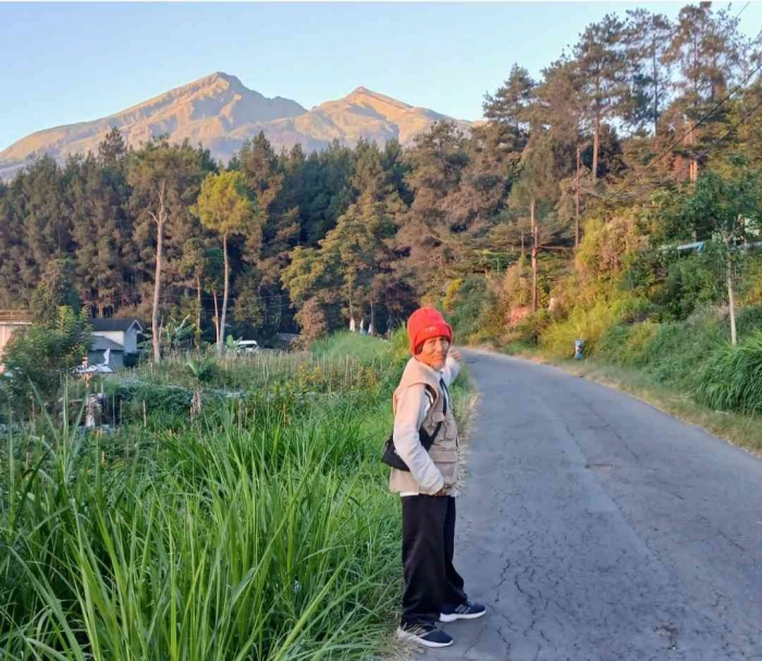 Pesona Merbabu dari Tanah Batur: Daya Magis Views di Pagi Cerah(Dokumentasi pribadi: Isti Yogiswandani)