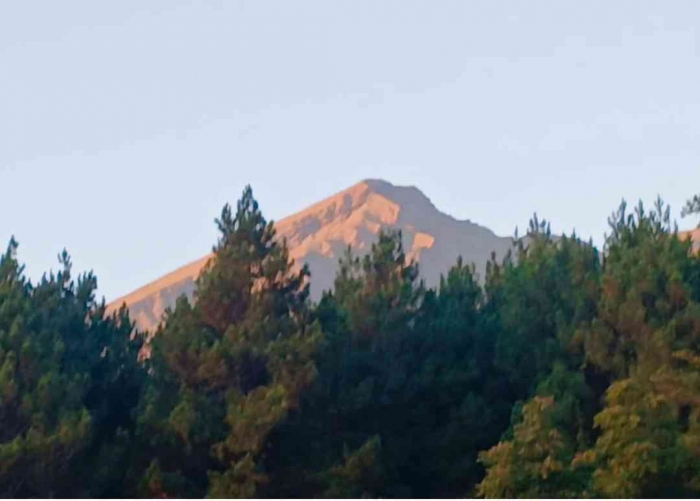 Pesona Merbabu dari Tanah Batur: Daya Magis Views di Pagi Cerah(Dokumentasi pribadi: Isti Yogiswandani)