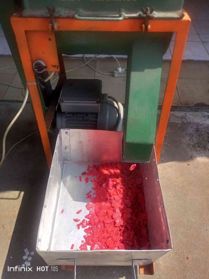 Hasil cacahan tutup botol plastik. (Sumber foto: Jandris_Sky)