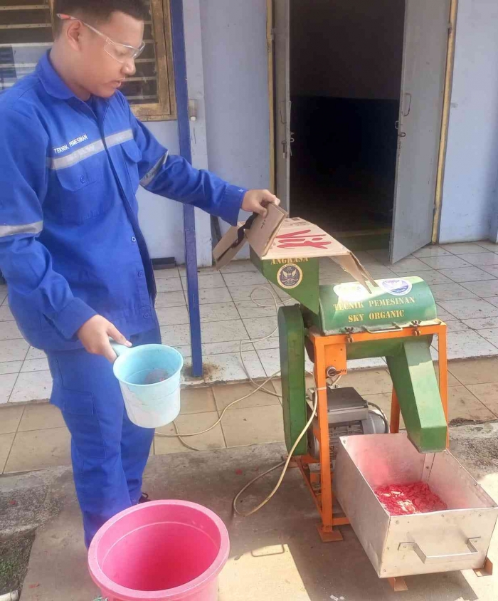 Proses pencacahan tutup botol plastik dengan menggunakan mesin pencacah. (Sumber foto: Jandris_Sky)