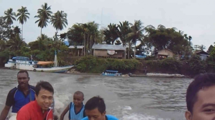 Sungai Mamberamo menjadi denyut nadi yang menghubungkan antar kampung (dokumentasi pribadi)