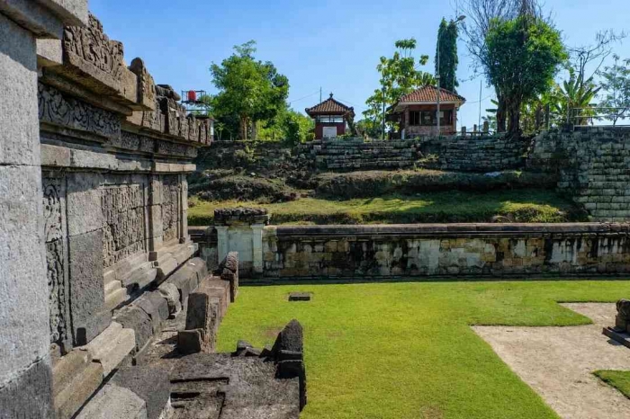 Pos pengamanan candi terlihat dari candi utama. - Sumber: Dokumen Pribadi