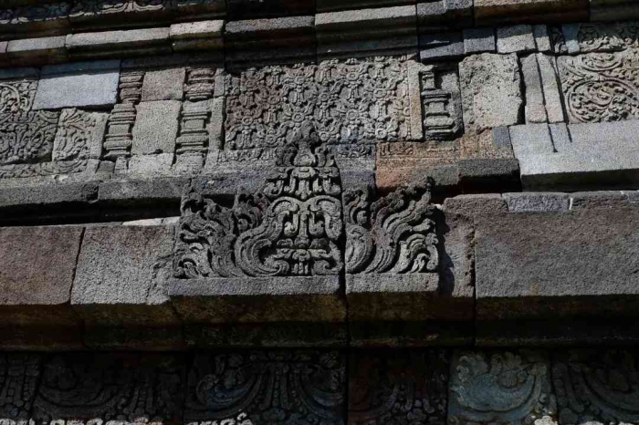 Relief daun pada candi. - Sumber: Dokumen Pribadi