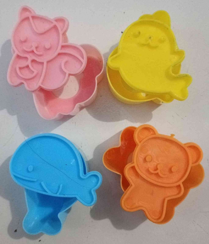 Cetakan plastik untuk membentuk profil gantungan kunci. (Sumber foto: Jandris_Sky)