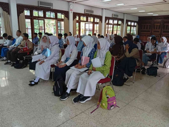 (siswa kelas X SMK Karya Rini Jurusan Perhotelan dan Tata Busana, dokpri)