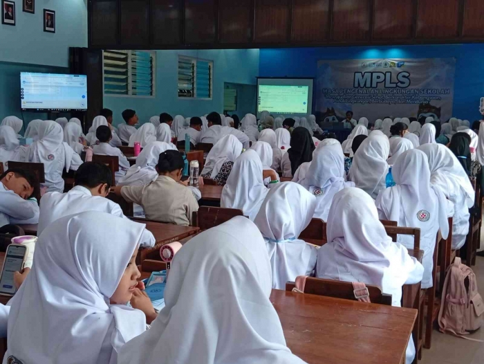 (Peserta MPLS yang sebagian besar murid putri sedang menyimak pemaparan Waka Kurikulum, dokpri)