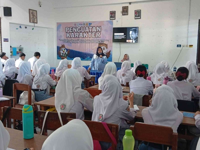 (Bu Bening sedang memberikan materi Public Speaking, dokpri)