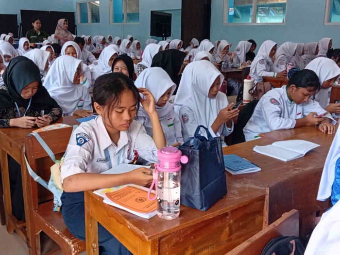 (sebagaian peserta MPLS sedang mempraktikkan pemakaian akun pribadi, dokpri)