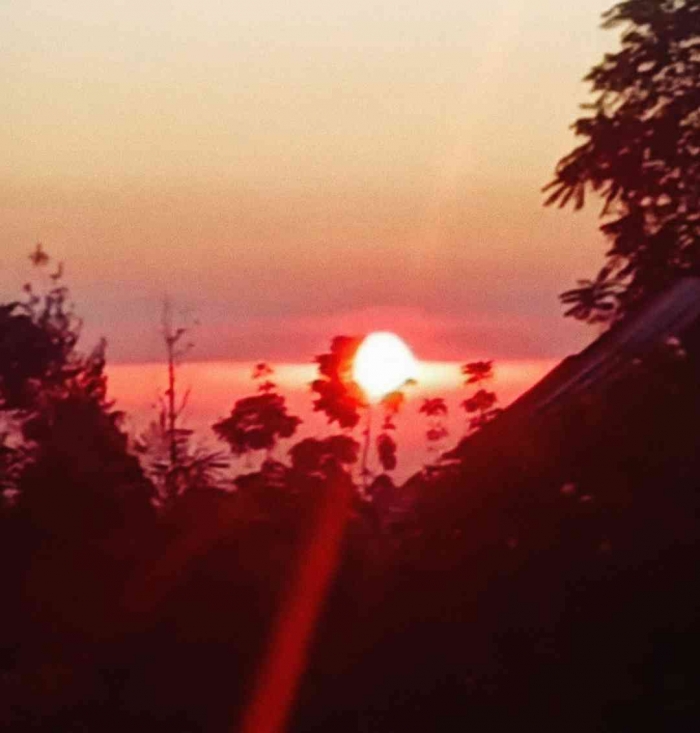 Menikmati sunrise di Pesona wisata alam Kalipasang (Dokumentasi pribadi: Isti Yogiswandani)