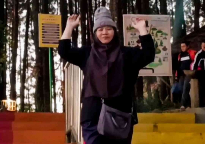 Mengeksplor pesona Wisata Alam Kalipasang direkam suami(Dokumentasi pribadi: Isti Yogiswandani)