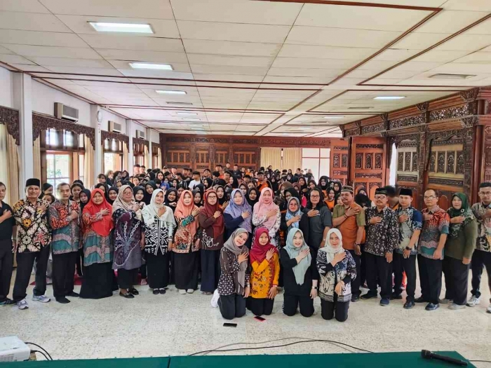 (foto bersama guru dan murid SMK Karya Rini, foto: Bu Rohmah)