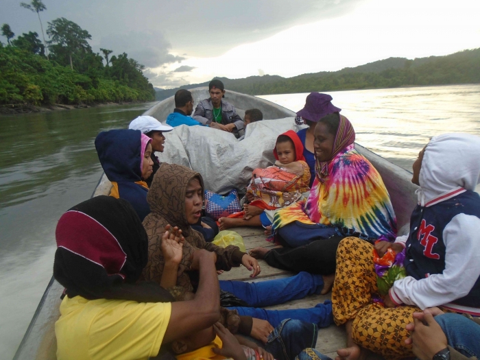 Suasana di atas perahu bersama warga lokal Mamberamo Raya (dokumentasi pribadi)