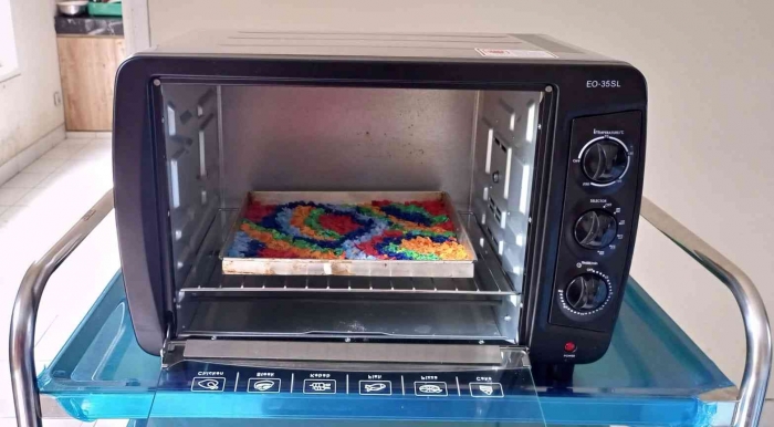 Penelitian saya selanjutnya menggunakan oven sebagai media pemanas cacahan tutup botol plastik. (Sumber foto: Jandris _Sky)