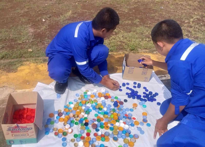 Limbah tutup botol plastik terlebih dahulu dipilah berdasarkan jenis dan warnanya. (Sumber foto: Jandris _Sky)
