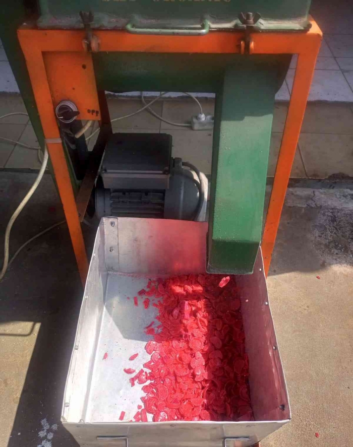 Mesin pencacah limbah tutup botol plastik. (Sumber foto: Jandris _Sky)