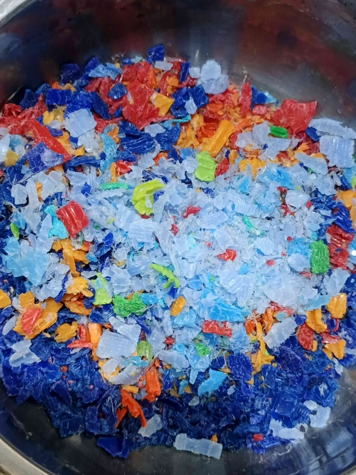 Penelitian yang saya kembangkan, dengan mencacah limbah tutup botol plastik menjadi potongan kecil. (Sumber foto: Jandris_Sky)