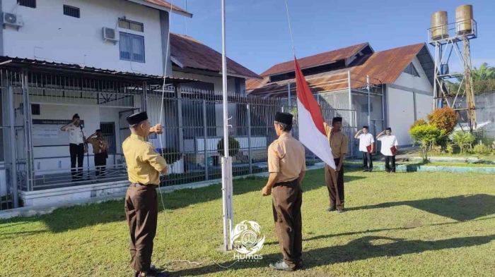 Suasana upacara bendera oleh warga binaan Rutan pasangkayu