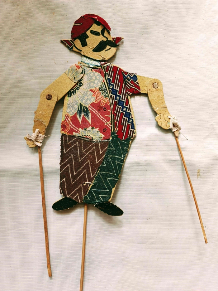 Pembuatan wayang dari kardus bekas, solusi pengganti bahan baku kulit. (Sumber foto: Jandris_Sky)