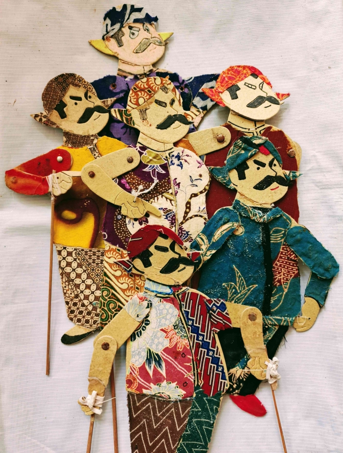 Pembuatan wayang dari kardus bekas, solusi pengganti bahan baku kulit. (Sumber foto: Jandris_Sky)
