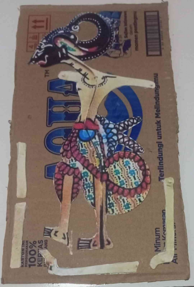 Pembuatan wayang dari kardus bekas, solusi pengganti bahan baku kulit. (Sumber foto: Jandris_Sky)