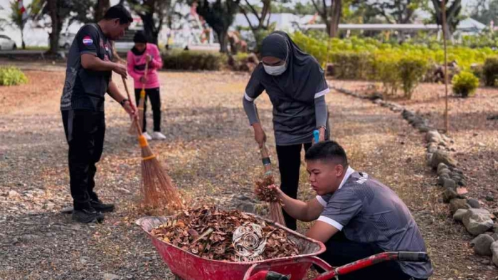 Petugas Melaksanakan Kerja Bakti Membersihkan Area Luar Depan Kantor Rutan Pasangkayu