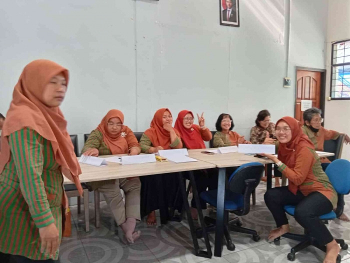 (sebagian guru nampak antusias berproses bersama Ibu Wiwik, dokpri)