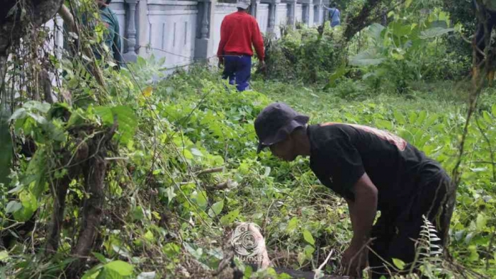 Warga Binaan Ikut membersihkan bersama dengan petugas Area Depan Perkantoran Rutan Pasangkayu