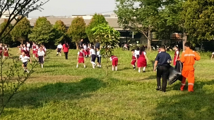 Kegiatan kerja bakti di SD Tarsisius Vireta Tangerang. Foto dokumentasi pribadi.