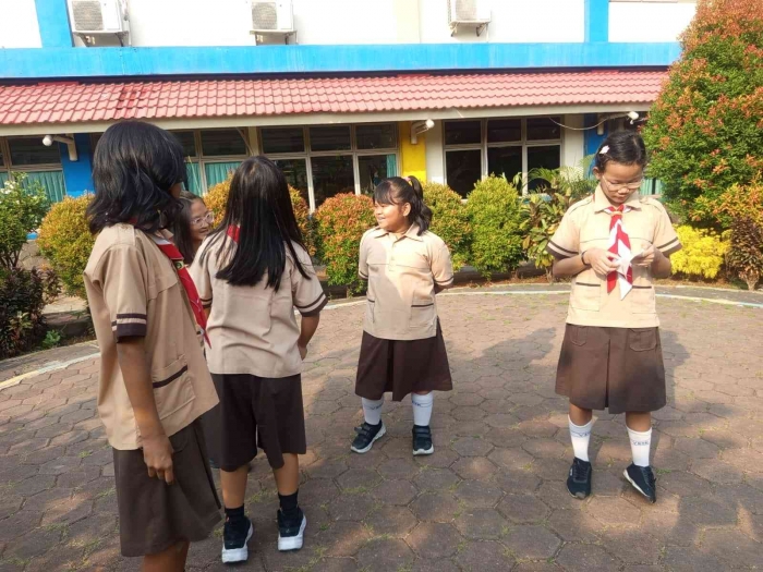 Perwakilan murid SD Tarsisius Vireta sedang latihan memperagakan gerakan puji pujian. Foto dokumentasi pribadi.