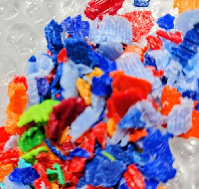 Hasil cacahan sampah plastik dari tutup botol. (Sumber foto: Jandris_Sky)