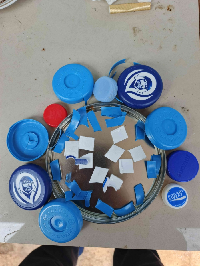 Sampah plastik dari tutup botol. (Sumber foto: Jandris_Sky)