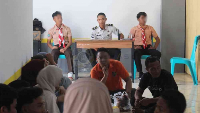 Petugas ditemani anggota pramuka warga binaan mengawasi pelaksanaan kunjungan warga binaan
