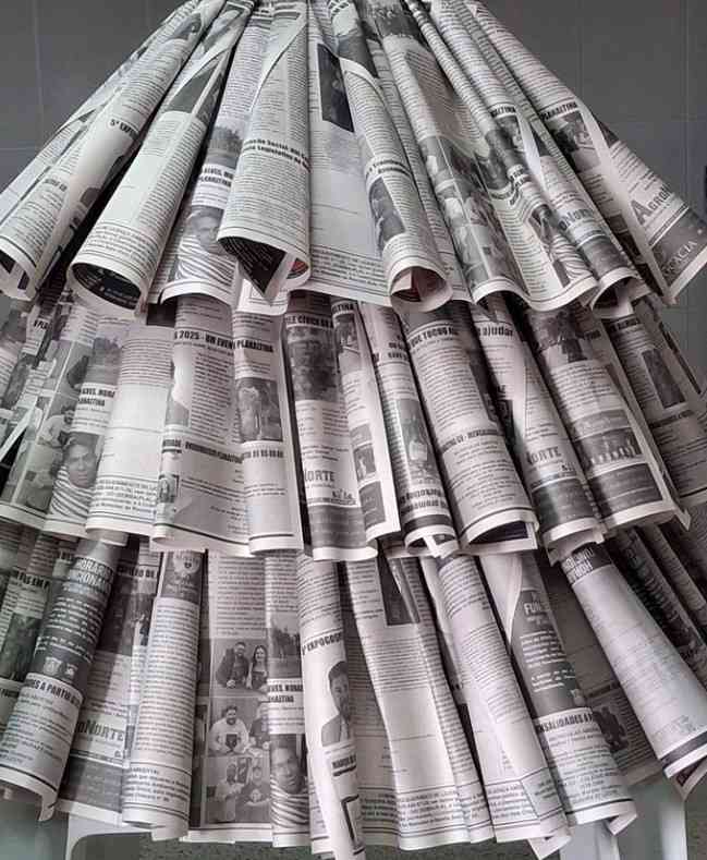 Menciptakan karya kreatif, daur ulang baju dari limbah koran. (Sumber foto: Vestido Reciclavel Papelao/Pinterest)