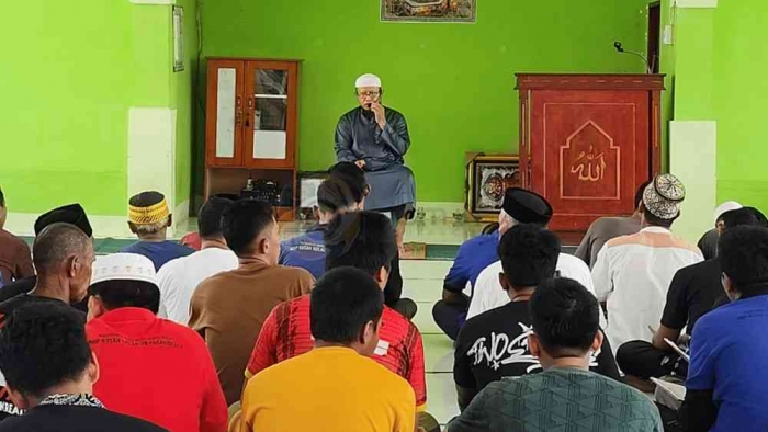 Al ustadz dari wahdah islamiyah berikan siar agama di sela-sela pengajaran dirosa dan tahsin di rutan pasangkayu