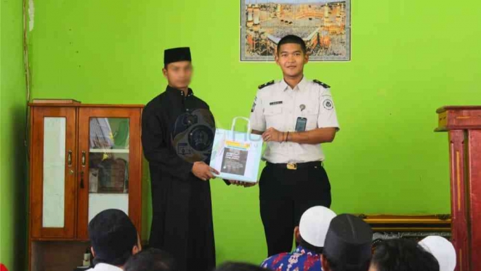 Pemberian hadiah oleh petugas kepada Warga binaan yang telah lulus Program buta Aksara