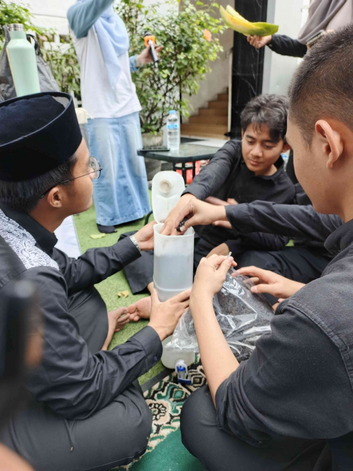 Belajar membuat kompos di Pesantren Tahfiz Daarul Qur'an. (Sumber foto: Jandris_Sky)