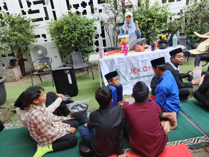 Belajar membuat kompos di Pesantren Tahfiz Daarul Qur'an. (Sumber foto: Jandris_Sky)
