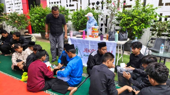 Belajar membuat komposter dan kompos di Pesantren Tahfiz Daarul Qur'an. (Sumber foto: Jandris_Sky)