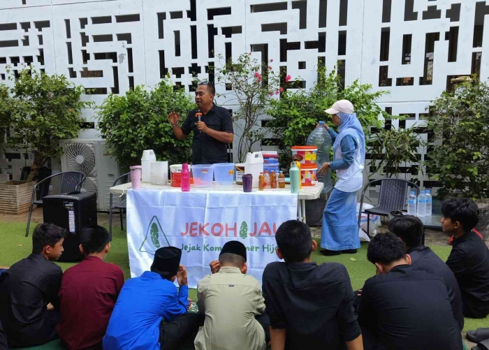 Belajar membuat komposter dan kompos di Pesantren Tahfiz Daarul Qur'an. (Sumber foto: Jandris_Sky)