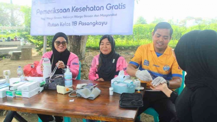 Petugas memberikan layanan kesehatan gratis kepada pengunjung dihalaman depan Rutan pasangkayu
