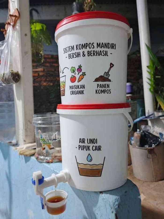 Ember cat 5--25 liter dapat dimanfaatkan menjadi komposter sederhana untuk mengolah sampah organik rumah tangga. (Sumber foto: Jandris_Sky)