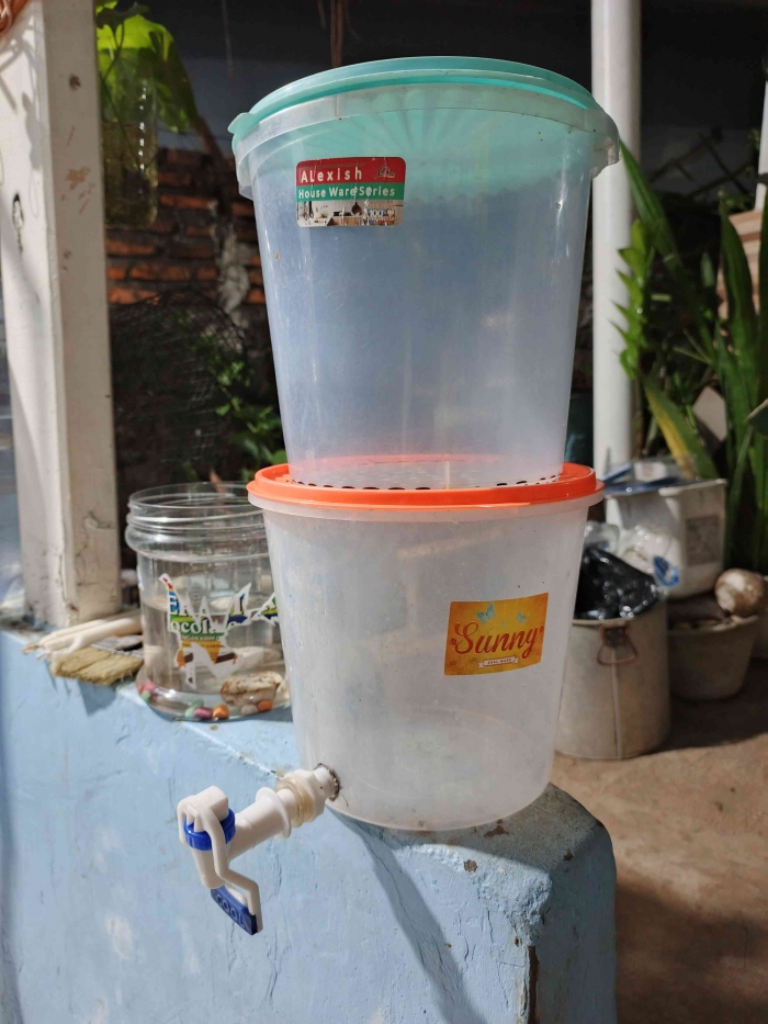 Toples bekas dapat dimanfaatkan menjadi komposter sederhana untuk mengolah sampah organik rumah tangga. (Sumber foto: Jandris_Sky)