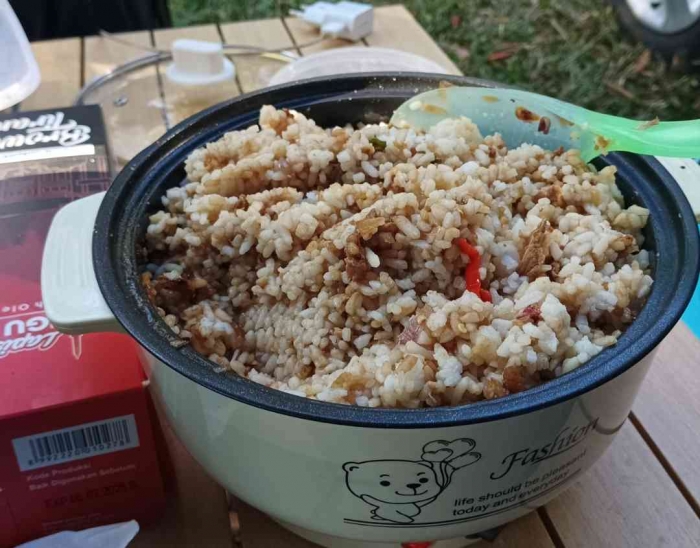 Membuat nasi goreng dengan panci listrik serbaguna saat camping (Dokumentasi pribadi: Isti Yogiswandani)